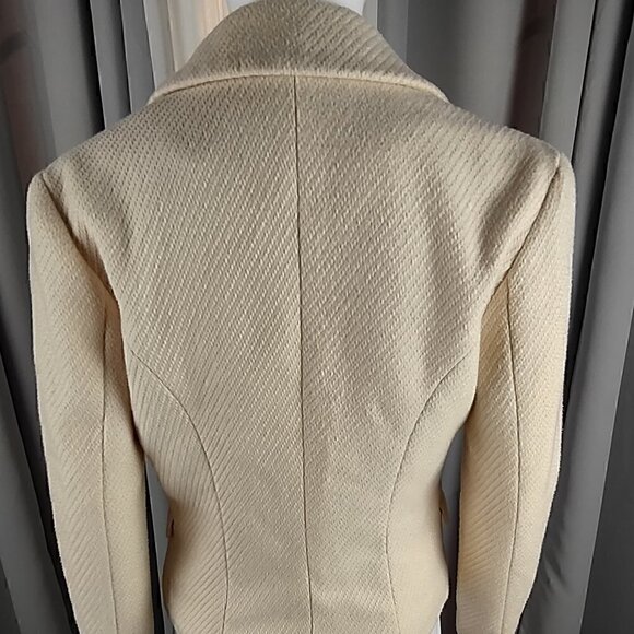 BCBGMaxAzria 100% Wool Cream One Button Blazer With Faux Pockets. Size 2 - Picture 4 of 12